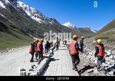 Zojila, Indien. 27/06/2022, Arbeiter arbeiten auf einer Autobahn, die zum Zojila Pass führen, 108 Kilometer östlich von Srinagar in Zojila, Indien. Zojila einer der gefährlichen Bergpässe in der Kaschmir-Region, die die einzige Straßenverbindung zwischen Kaschmir und Ladakh, die strategische Bedeutung hat, wie Zojila Pass liegt in einer Höhe von 11.578 Fuß auf dem Srinagar-Kargil-Leh National Highway und bleibt während der Winter wegen schwerer geschlossen Schneefall und in diesem Jahr ist der Pass am 19. März geöffnet, nachdem er für 73 Tage geschlossen bleibt. (Foto von Adil Abass/Pacific Press) Stockfoto