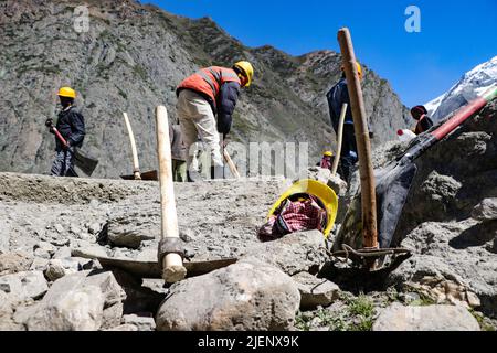 Zojila, Indien. 27/06/2022, Arbeiter arbeiten auf einer Autobahn, die zum Zojila Pass führen, 108 Kilometer östlich von Srinagar in Zojila, Indien. Zojila einer der gefährlichen Bergpässe in der Kaschmir-Region, die die einzige Straßenverbindung zwischen Kaschmir und Ladakh, die strategische Bedeutung hat, wie Zojila Pass liegt in einer Höhe von 11.578 Fuß auf dem Srinagar-Kargil-Leh National Highway und bleibt während der Winter wegen schwerer geschlossen Schneefall und in diesem Jahr ist der Pass am 19. März geöffnet, nachdem er für 73 Tage geschlossen bleibt. (Foto von Adil Abass/Pacific Press) Stockfoto