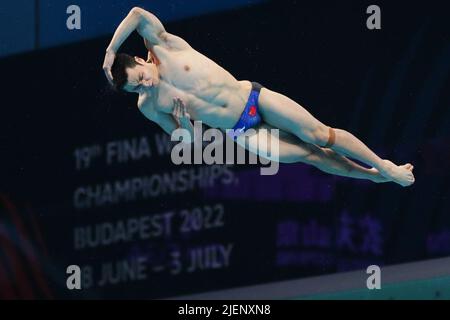 Budapest, Ungarn. 27.. Juni 2022. Cao Yuan aus China tritt beim Halbfinale des Springboard-Tauchens der Männer 3m bei den FINA-Weltmeisterschaften 19. in Budapest, Ungarn, am 27. Juni 2022 an. Quelle: Zheng Huansong/Xinhua/Alamy Live News Stockfoto