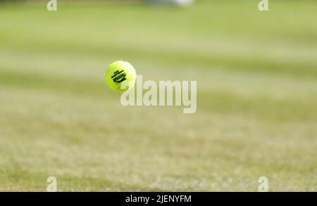 London, Großbritannien. 27.. Juni 2022. Das am 27. Juni 2022 aufgenommene Foto zeigt einen Tennisball bei der Wimbledon Tennis Championship in London, Großbritannien. Kredit: Li Ying/Xinhua/Alamy Live Nachrichten Stockfoto