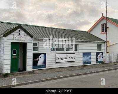 Stanley, Großbritannien. 18.. Juni 2022. Das Gebäude der Zeitung 'Penguin News'. Die großen Nachrichten kommen über die BBC, aber auf den Falklandinseln werden auch lokale Berichte nicht vernachlässigt. Das liegt auch an der einzigen Zeitung, die eine bemerkenswerte Doppelfunktion erfüllt. (To dpa: Lokalzeitung und nationale Zeitung: 'Penguin News' for the Falkland Islands) Quelle: Benedikt von Imhoff/dpa/Alamy Live News Stockfoto