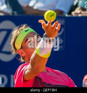 Rafael Nadal serviert auf Lehm beim Buenos Aires Lawn Tennis. Stockfoto