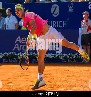 Rafael Nadal serviert auf Lehm beim Buenos Aires Lawn Tennis. Stockfoto