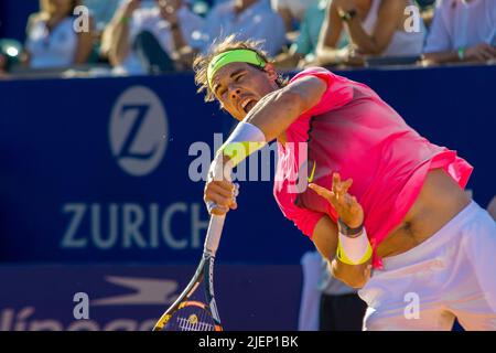 Rafael Nadal serviert auf Lehm beim Buenos Aires Lawn Tennis. Stockfoto