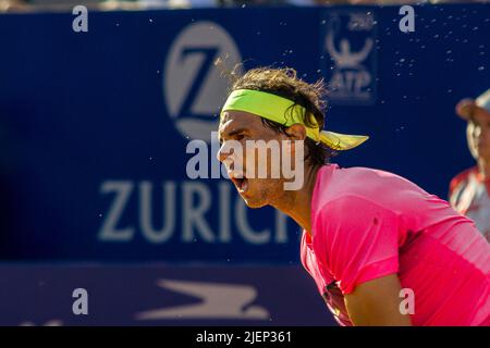 Rafael Nadal serviert auf Lehm beim Buenos Aires Lawn Tennis. Stockfoto