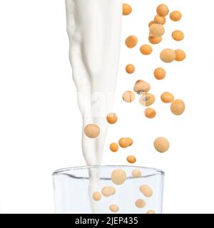 Frische Milch und Sojabohnen werden in ein Glas gegossen, das auf weißem Hintergrund isoliert ist Stockfoto
