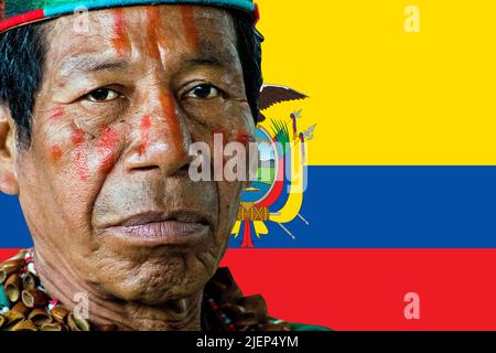 Indigener Mann und Flagge Ecuadors Stockfoto