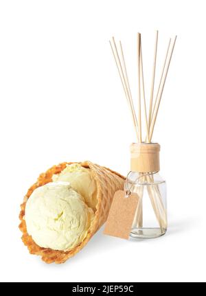 Reed-Diffusor und Eis auf weißem Hintergrund Stockfoto