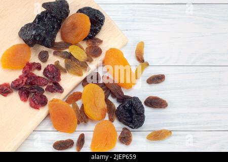 Gemischt aus getrockneten Früchten Sammlung. Getrocknete Pflaumen, Aprikosen, Preiselbeeren und Trauben.Nahaufnahme. Stockfoto