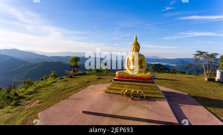 „Luftbild-Drohne“ Big Buddha Viewpoint, Ban La Ub, Huai Hom Subdistrip, Mae La Noi District, Mae Hong Son thailand. Stockfoto