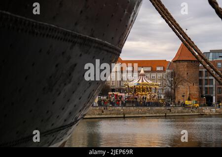 Altstadt in Danzig. Berühmtes Soldek-Schiff. Soldek ist das erste Schiff, das nach dem Zweiten Weltkrieg in Polen gebaut wurde Das Flussufer auf Granary Island Reflection in Moltawa River Cityscap. Uralter Kran in der Dämmerung. Besuchen Sie Danzig Poland Travel Destination. Touristenattraktion Stockfoto