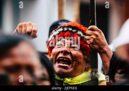 Quito, Ecuador. 27.. Juni 2022. Indigene Demonstranten protestieren in der Nähe der Basilica del Voto Nacional, wo sie nach fast zwei Wochen hin und wieder gewalttätigen Protesten an einem Dialog mit der Regierung teilnehmen. Dort treffen sich Regierungsbeamte und die indigene Organisation, die die anhaltenden Proteste anführen, um mögliche Lösungen zu finden, die zu einem Ende des Streiks führen könnten. Quelle: Rafael Rodríguez/dpa/Alamy Live News Stockfoto