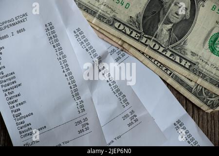 Ein Scheck aus dem Supermarkt ist auf dem Tisch, ein Papierscheck mit Einkäufen, Finanzen Summen Stockfoto