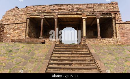 Innenansicht des Haupteingangs des Schreines von Survaya KI Garhi, Morena, Madhya Pradesh, Indien. Stockfoto