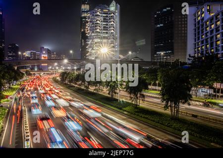 Jakarta, Indonesien. 16.. Juni 2022. Die Hektik der Fahrzeuge, die die Straßen des Sudirman Central Business District (SCCBD) durchqueren. Die Atmosphäre der Stadt Jakarta, Indonesien in der Nacht, die so voll mit verschiedenen Aktivitäten ist. Kredit: SOPA Images Limited/Alamy Live Nachrichten Stockfoto