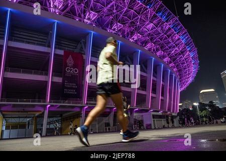 Jakarta, Indonesien. 16.. Juni 2022. Man sieht einen Mann beim Training im Gelora Bung Karno Stadion. Die Atmosphäre der Stadt Jakarta, Indonesien, ist nachts so voll mit verschiedenen Aktivitäten. Kredit: SOPA Images Limited/Alamy Live Nachrichten Stockfoto