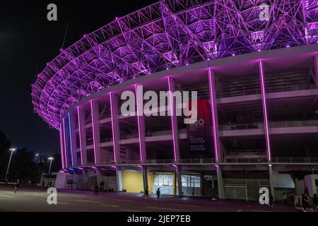 Jakarta, Indonesien. 16.. Juni 2022. Jakartas Gelora Bung Karno-Stadion bei Nacht, dekoriert mit bunten Lichtern. Die Atmosphäre der Stadt Jakarta, Indonesien in der Nacht, die so voll mit verschiedenen Aktivitäten ist. (Foto von Andry Denisah/SOPA Images/Sipa USA) Quelle: SIPA USA/Alamy Live News Stockfoto