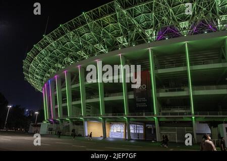 Jakarta, Indonesien. 16.. Juni 2022. Jakartas Gelora Bung Karno-Stadion bei Nacht, dekoriert mit bunten Lichtern. Die Atmosphäre der Stadt Jakarta, Indonesien in der Nacht, die so voll mit verschiedenen Aktivitäten ist. (Foto von Andry Denisah/SOPA Images/Sipa USA) Quelle: SIPA USA/Alamy Live News Stockfoto