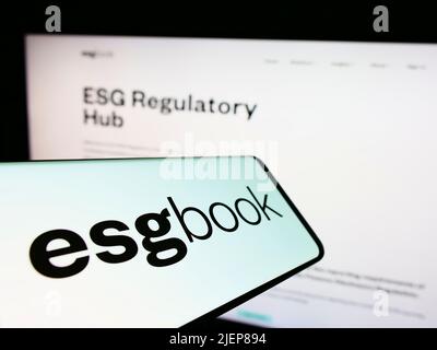 Mobiltelefon mit Logo des britischen Nachhaltigkeitsdatenunternehmens, dem Unternehmen, das sich auf der Website des Unternehmens aufführt. Konzentrieren Sie sich auf die Mitte des Telefondisplays. Stockfoto