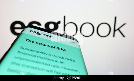 Smartphone mit Website des britischen Nachhaltigkeitsdatenunternehmens, dem Unternehmen, der Firma, der Firma,, das Buch, auf dem Bildschirm vor dem Unternehmenslogo. Konzentrieren Sie sich auf die obere linke Seite des Telefondisplays. Stockfoto