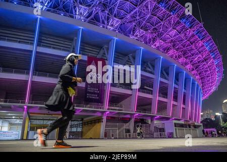 Jakarta, Indonesien. 16.. Juni 2022. Eine Frau sah das Training um das Gelora Bung Karno Stadion, die Atmosphäre der Stadt Jakarta, Indonesien in der Nacht, die so voll mit verschiedenen Aktivitäten ist. (Bild: © Andry Denisah/SOPA Images via ZUMA Press Wire) Stockfoto