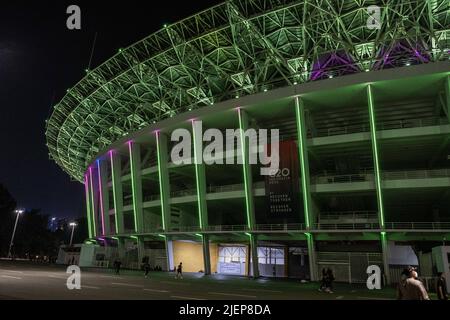 Jakarta, Indonesien. 16.. Juni 2022. Jakartas Gelora Bung Karno-Stadion bei Nacht, dekoriert mit bunten Lichtern. Die Atmosphäre der Stadt Jakarta, Indonesien in der Nacht, die so voll mit verschiedenen Aktivitäten ist. (Bild: © Andry Denisah/SOPA Images via ZUMA Press Wire) Stockfoto