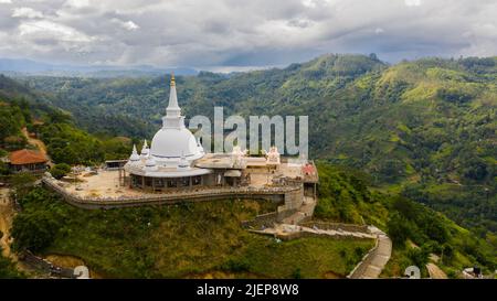 Ein buddhistischer Tempel in einer Bergprovinz auf einem Berg. Mahamevnawa Buddhistisches Kloster. Bandarawela, Sri Lanka. Stockfoto