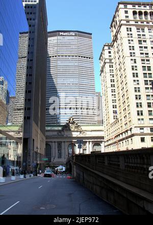 Bürohochhäuser rund um den Grand Central Terminal, Blick vom Pershing Square Plaza auf den Viadukt, New York, NY, USA Stockfoto