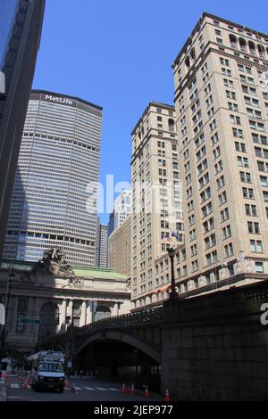 Bürohochhäuser rund um den Grand Central Terminal, Blick vom Pershing Square Plaza auf den Viadukt, New York, NY, USA Stockfoto