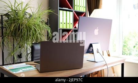 Tiflis, Georgien - 31. Mai 2022: Modernes Tech-Büro und ipad-Monitor Neues iMac Mi-Konzept Stockfoto