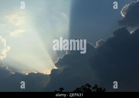 Sonnenstrahlen, die aus Wolken kommen Stockfoto