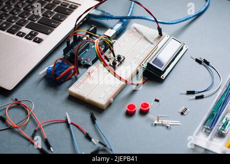 Hausgemachter Computer Montage Arbeitsplatz Nahaufnahme Stockfoto