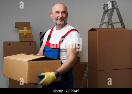 Mann im mittleren Alter in uniformem Karton, Porträt Stockfoto