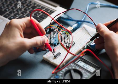 Mikrocontroller mit einer Platine, Tests in Nahaufnahme Stockfoto