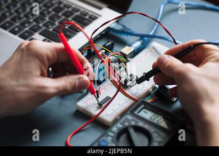 Testen der Mikrocontroller-Nahaufnahme Stockfoto