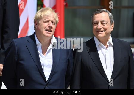 Boris JOHNSON (Premierminister des Vereinigten Königreichs), Mario DRAGHI (Präsident Italiens). Ankunft der Gäste auf Schloss Elmau; Begrüßung durch die Bundeskanzlerin am 27. Juni 2022. 48. G7 Summit 2022 auf Schloss Elmau vom 26.-28. Juni 2022. Stockfoto