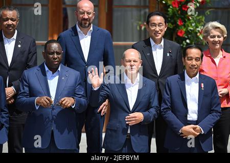 Mit: Bundeskanzler Olaf SCHOLZ Waves. Li:Macky Sall, Präsident Senegals, rechts: Jako Widodo, Präsident Indonesiens, zurück, Von links: Tedros Adhanom Ghebreyesus (WHO-Generalsekretär), Charles MICHEL (EU-Ratspräsident), Fumio Kishida (Premierminister Japans), Ursula VON DER LEYEN . Ankunft der Gäste auf Schloss Elmau; Begrüßung durch die Bundeskanzlerin am 27. Juni 2022. 48. G7 Summit 2022 auf Schloss Elmau vom 26.-28. Juni 2022. Stockfoto