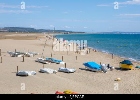 Urlauber am mediterranen Sandstrand von La Franqui in Südfrankreich Stockfoto