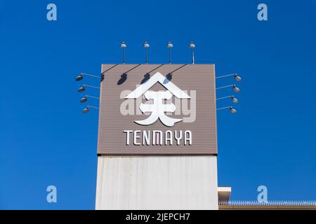 Kurashiki, Okayama JAPAN - Dez 2 2021 : das Ladenschild von Tenmaya, einer Kaufhauskette von Okayama mit Sitz in Okayama, am Bahnhof Kurashiki. Stockfoto