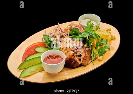 Offenes Hühnershawarma mit Pommes auf schwarzem, isolierten Hintergrund Stockfoto