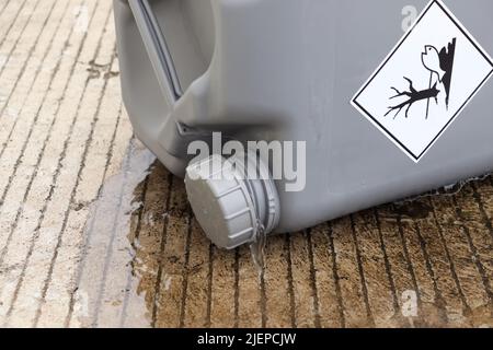 Leckage im Chemietank auf dem Boden Stockfoto