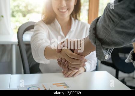Glückliche asiatische Geschäftsfrau tun einen Händedruck. Abschluss Treffen, Business-Etikette, Gratulation, Fusion und Übernahme Konzept Stockfoto