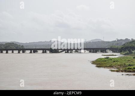 Eisenbahnbrücke durch einen Fluss in Indien Stockfoto