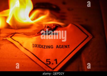 Symbol „Flamme brennt Oxidationsmittel“ Stockfoto