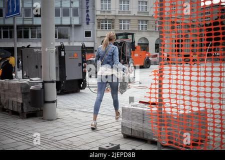 Belgrad, Serbien, 7. Oktober 2019: Eine junge Frau, die eine Abkürzung über eine Baustelle nimmt Stockfoto