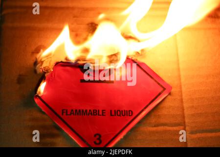 Symbol „Flamme brennt brennbare Flüssigkeit“ Stockfoto