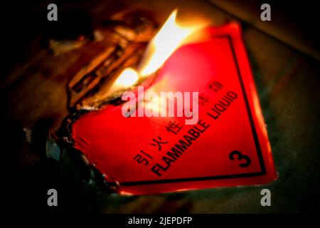 Symbol „Flamme brennt brennbare Flüssigkeit“ Stockfoto