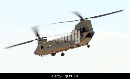 27. Juni 2022, Brandenburg, Schönefeld: Die Boeing CH-47 Chinook fliegt auf dem Gelände der Internationalen Luft- und Raumfahrtausstellung ILA. Der Hubschrauber ist ein zweimotoriger Transporthubschrauber mit einer Tandemrotoranordnung. Die deutsche Regierung will die amerikanischen Flugzeuge kaufen. Die Airshow am Flughafen Schönefeld wird vom 22. Bis 26. Juni 2022 eröffnet. Foto: Wolfgang Kumm/dpa Stockfoto