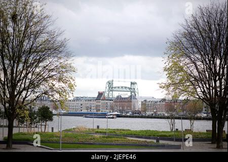 Rotterdam, Niederlande. Blick auf die Skyline und die alte Eisenbahnbrücke: „De Hef“ von der Nordküste der Städte. Stockfoto