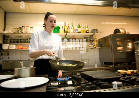 Tilburg, Niederlande. Weiblicher Koch kocht vegetarisch, biologisch dynamisch und Gerichte für das vegetarische Restaurant „de Imme“. Stockfoto